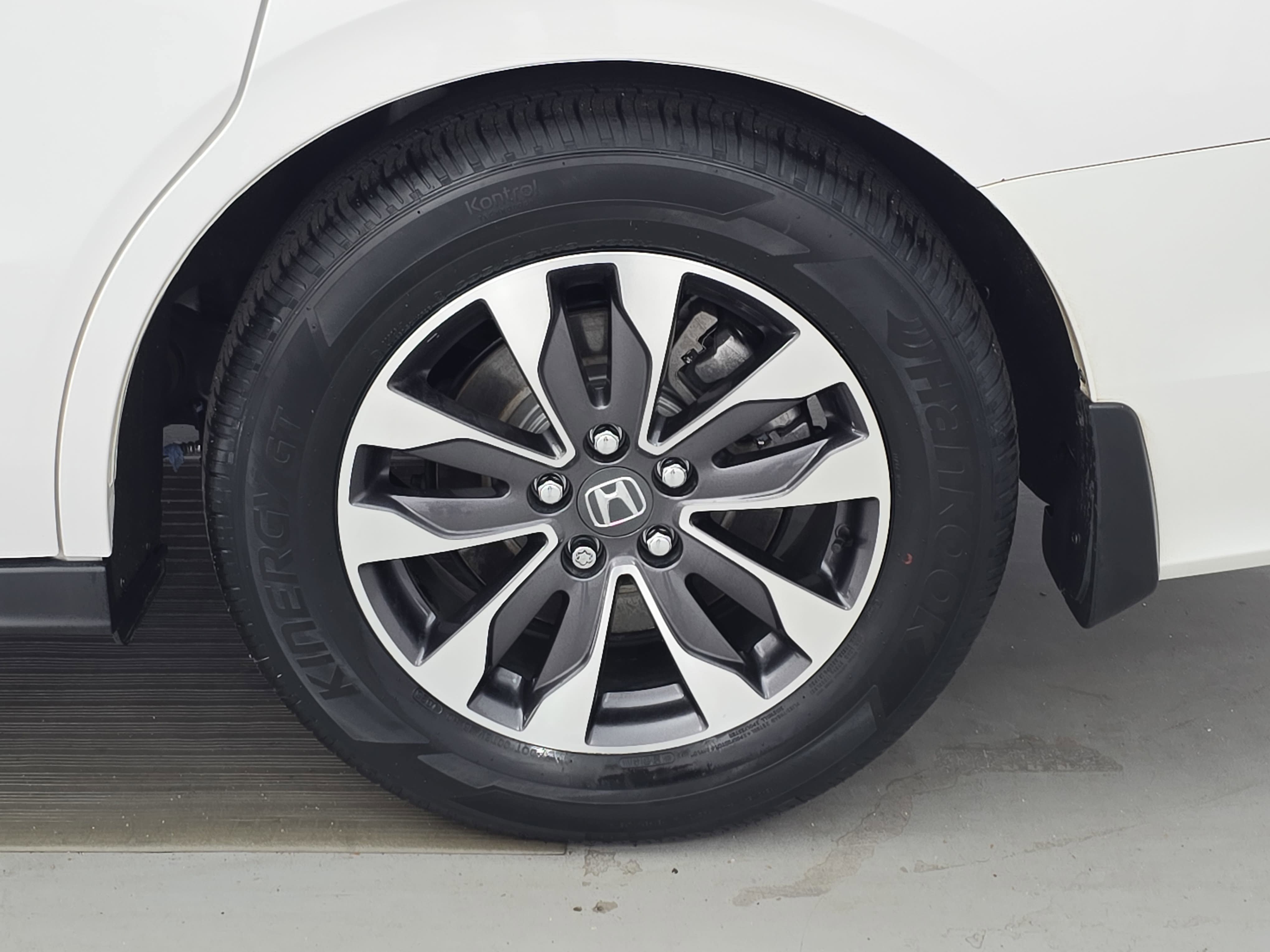 Certified 2024 Honda Odyssey EX-L image 32