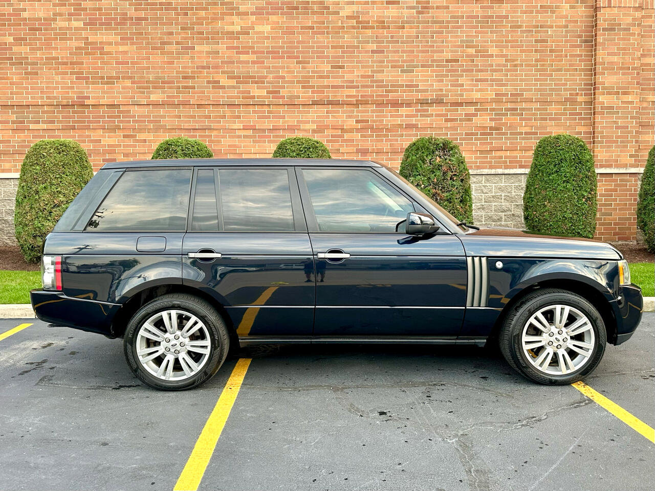 Used 2010 Land Rover Range Rover HSE LUX image 35