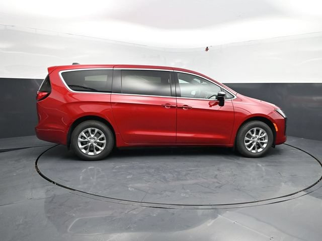 New 2027 Chrysler Pacifica Select AWD/4WD image 10