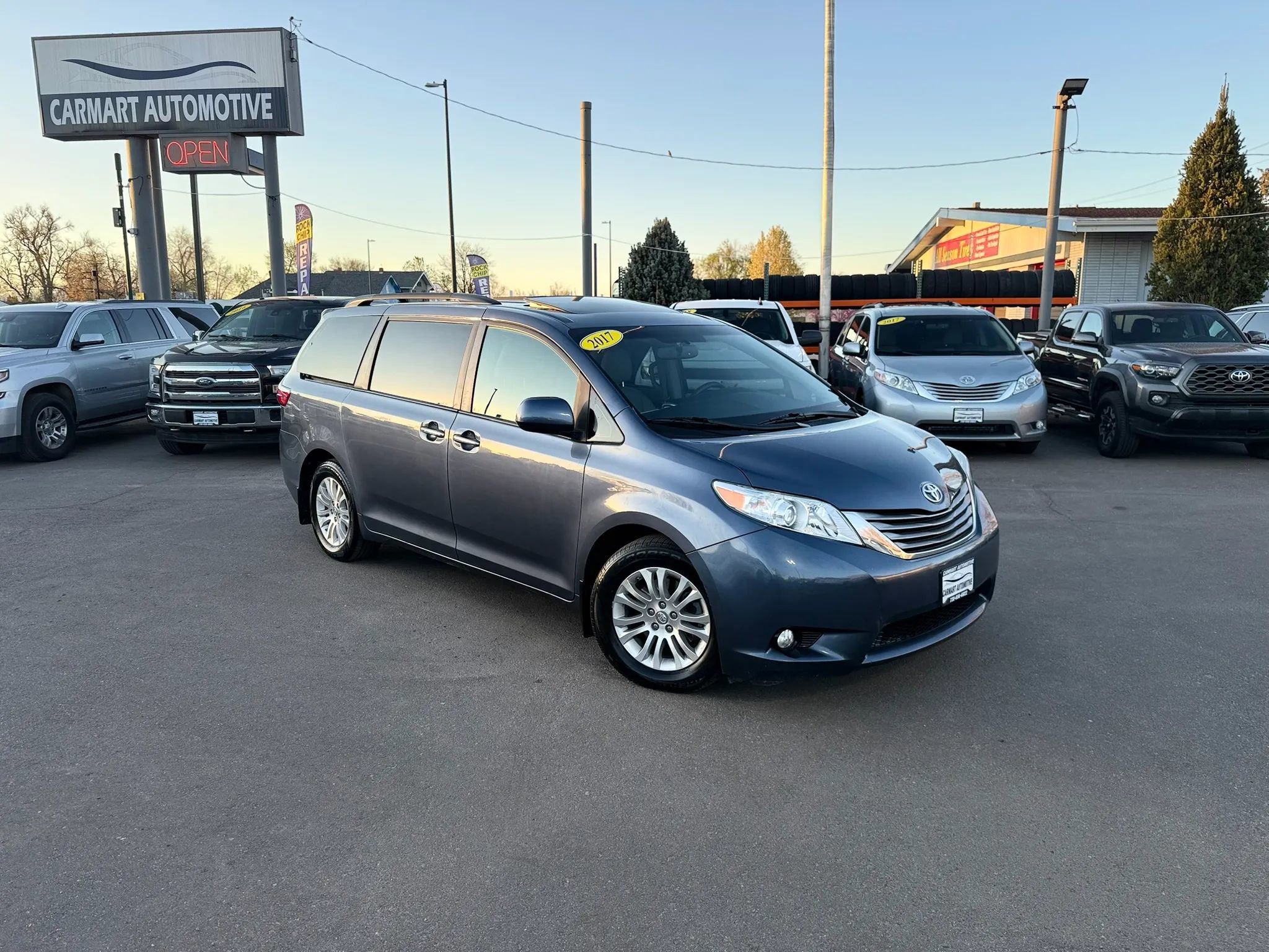 Used 2017 Toyota Sienna XLE w/ XLE Navigation Package FWD image 2