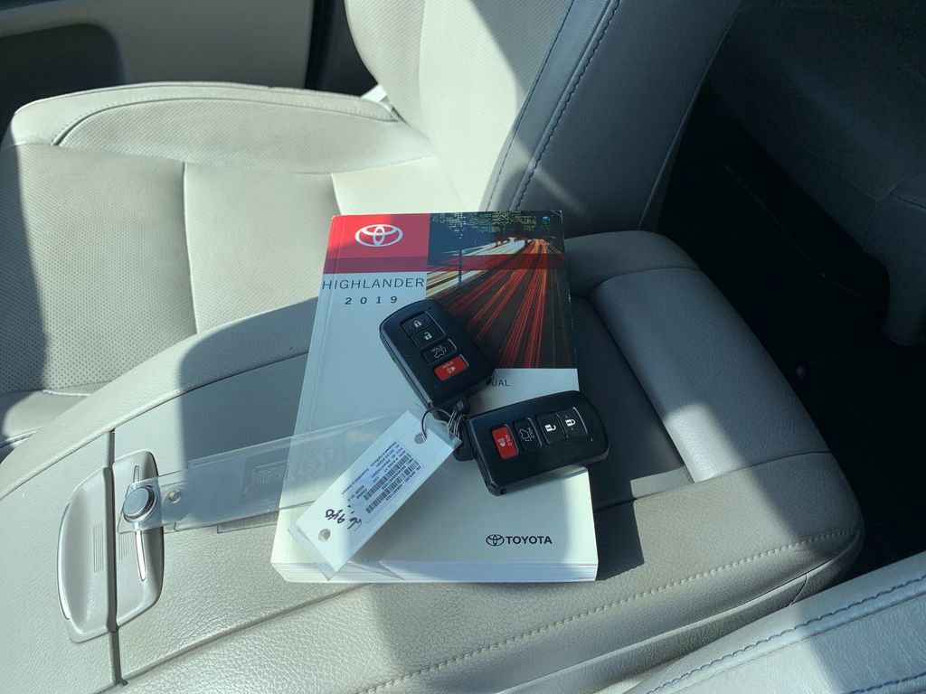 Used 2019 Toyota Highlander Limited image 9