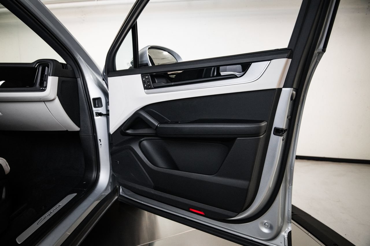 Certified 2025 Porsche Cayenne E-Hybrid AWD/4WD image 27