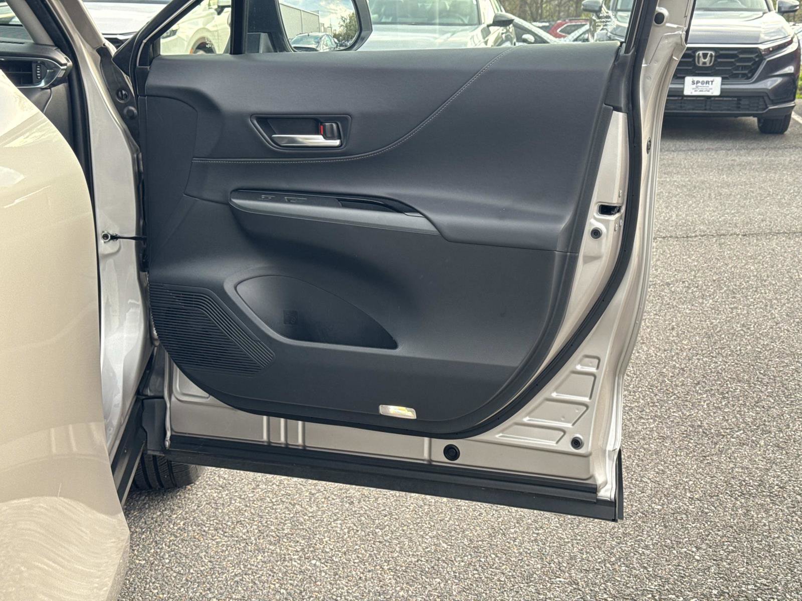 Used 2024 Toyota Venza LE image 14