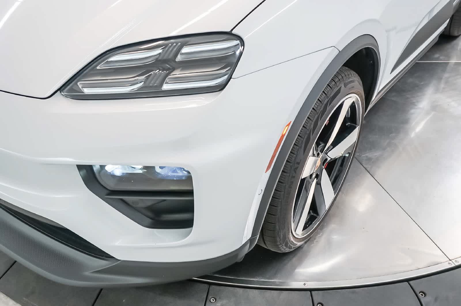 Certified 2025 Porsche Macan 4S Electric AWD/4WD image 16