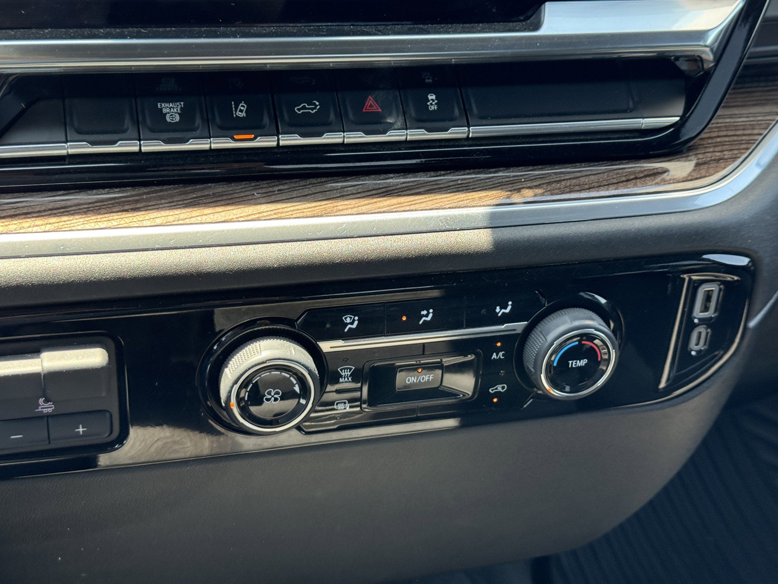 Used 2024 Chevrolet Silverado 2500 LT AWD/4WD image 19