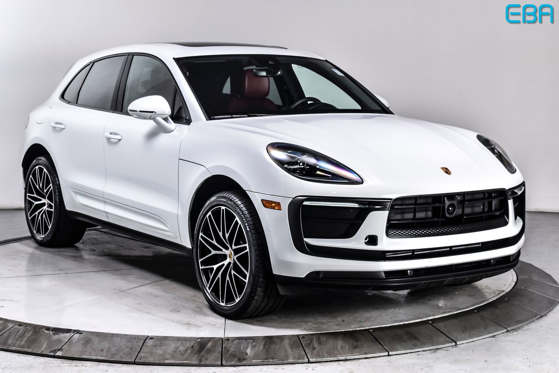 Used 2025 Porsche Macan image 1