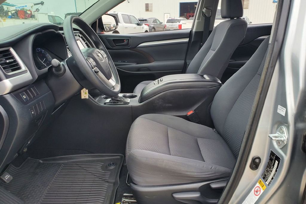 Used 2017 Toyota Highlander LE AWD/4WD image 4