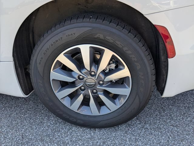 Used 2023 Chrysler Pacifica Touring-L FWD image 14