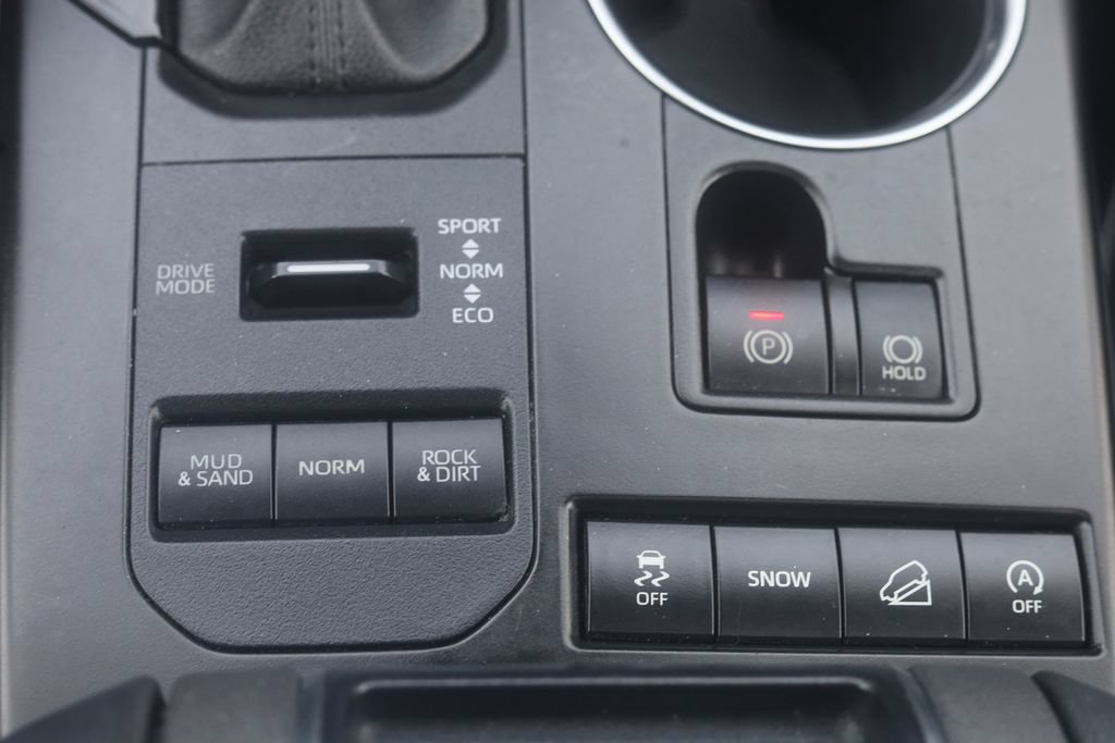Used 2021 Toyota Highlander XLE AWD/4WD image 6