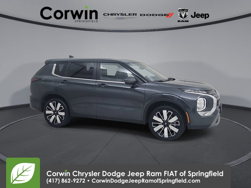 Used 2025 Mitsubishi Outlander SE image 1