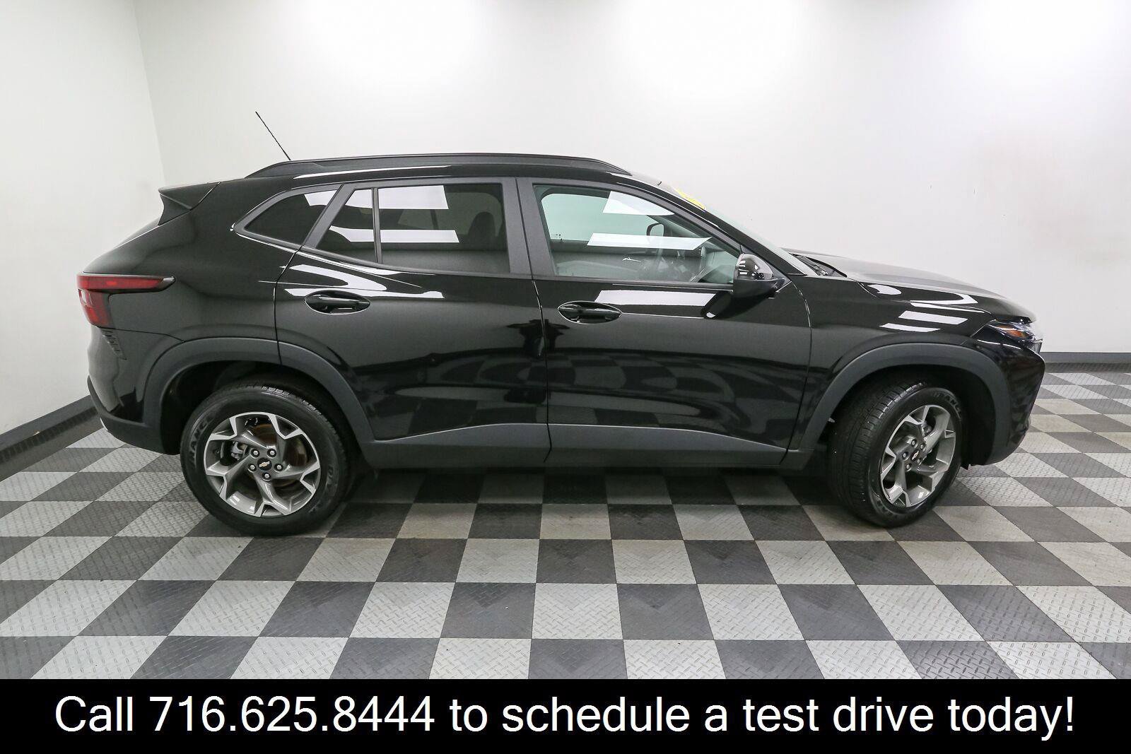 Used 2025 Chevrolet Trax LT FWD image 7