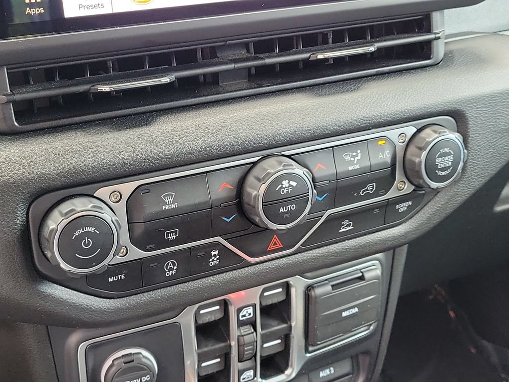 Used 2024 Jeep Gladiator Sport AWD/4WD image 23