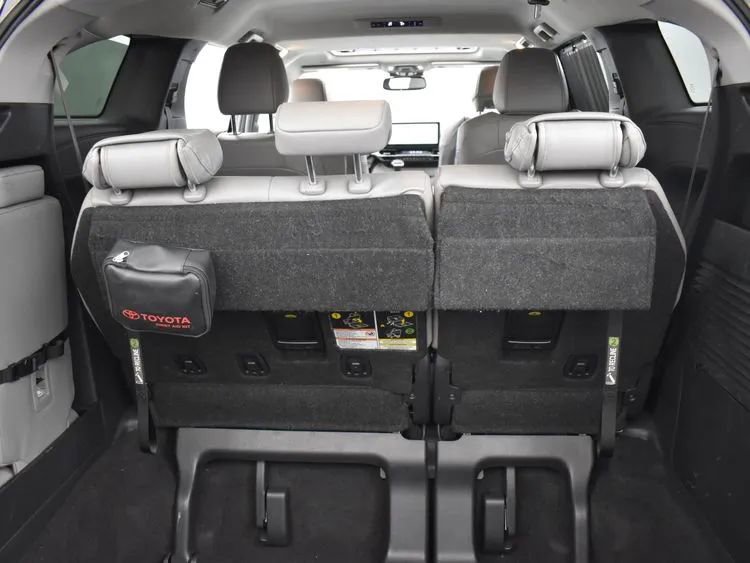 Used 2025 Toyota Sienna XLE image 16