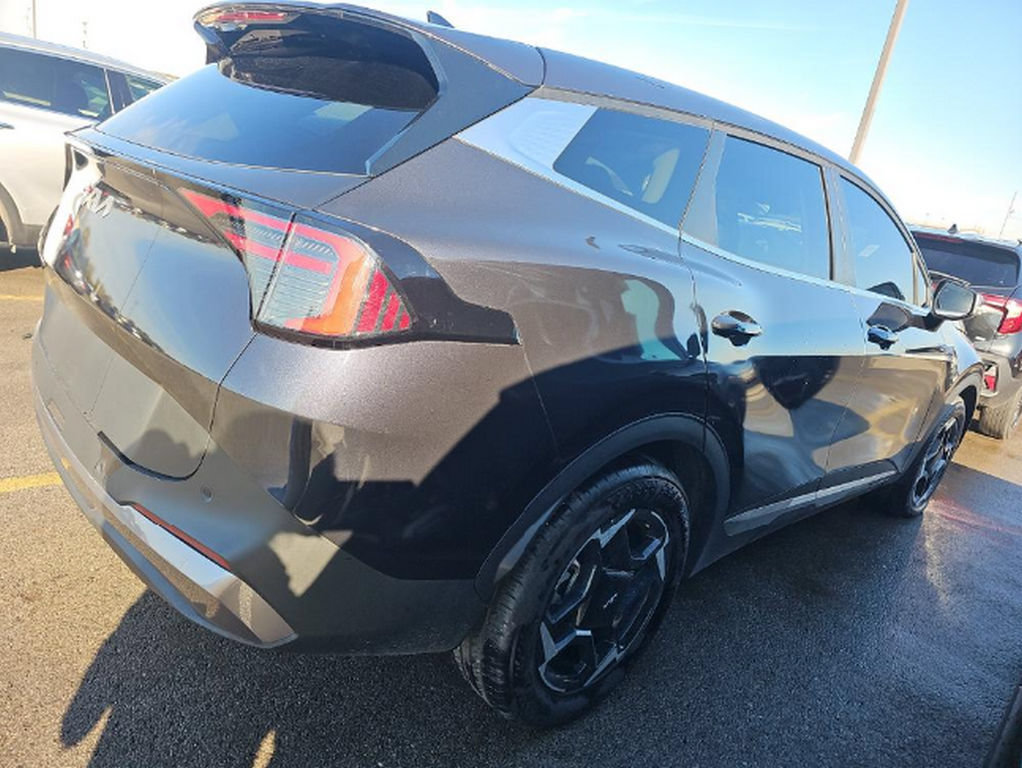 Used 2024 Kia Sportage LX AWD/4WD image 3