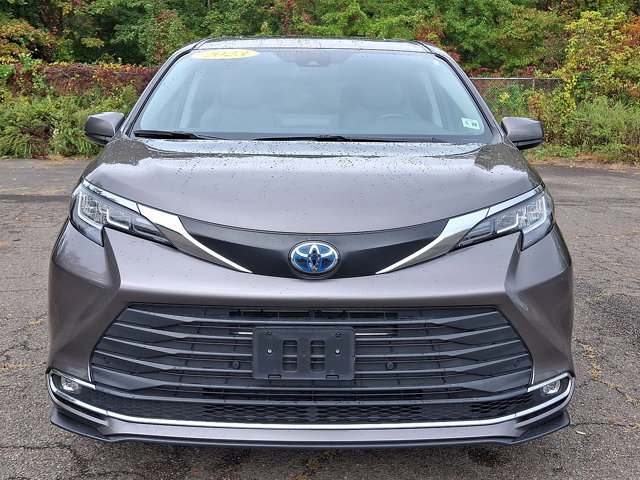 Used 2023 Toyota Sienna XLE image 29