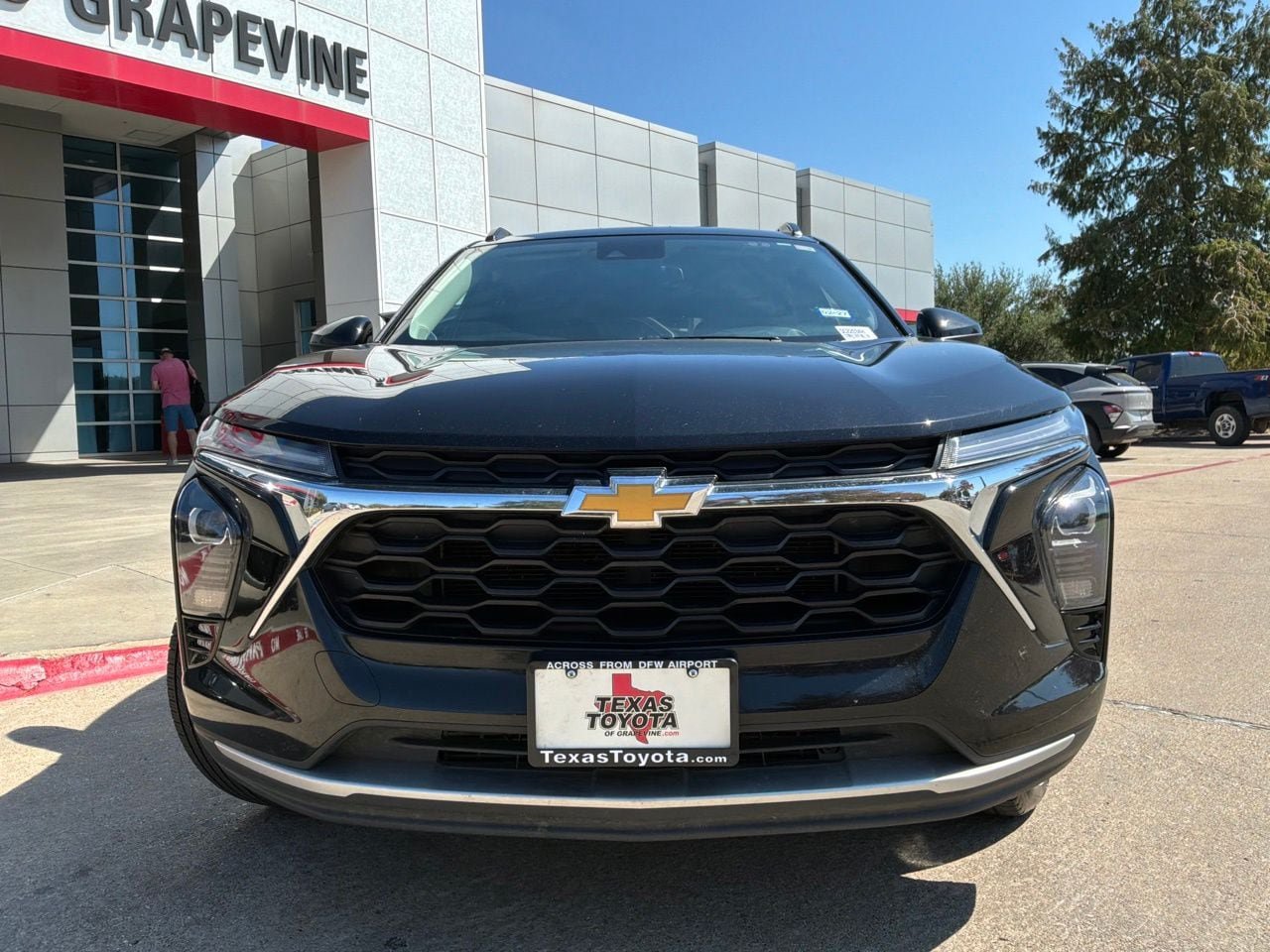 Used 2025 Chevrolet Trax LT FWD image 3
