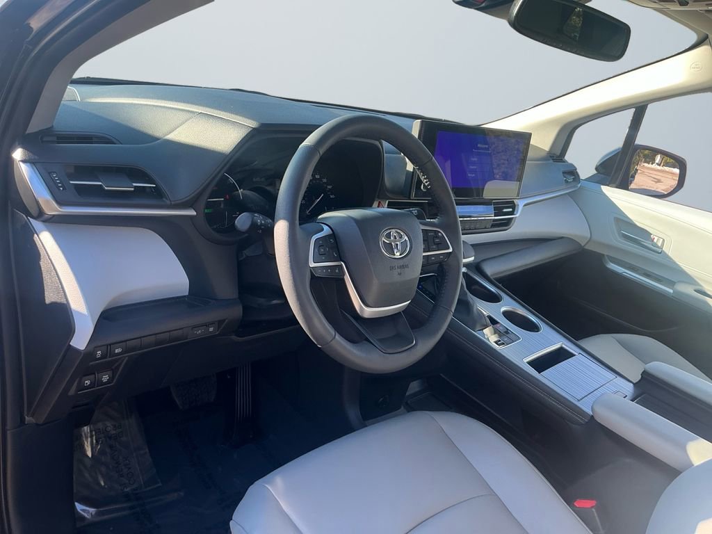 Used 2025 Toyota Sienna XLE image 10