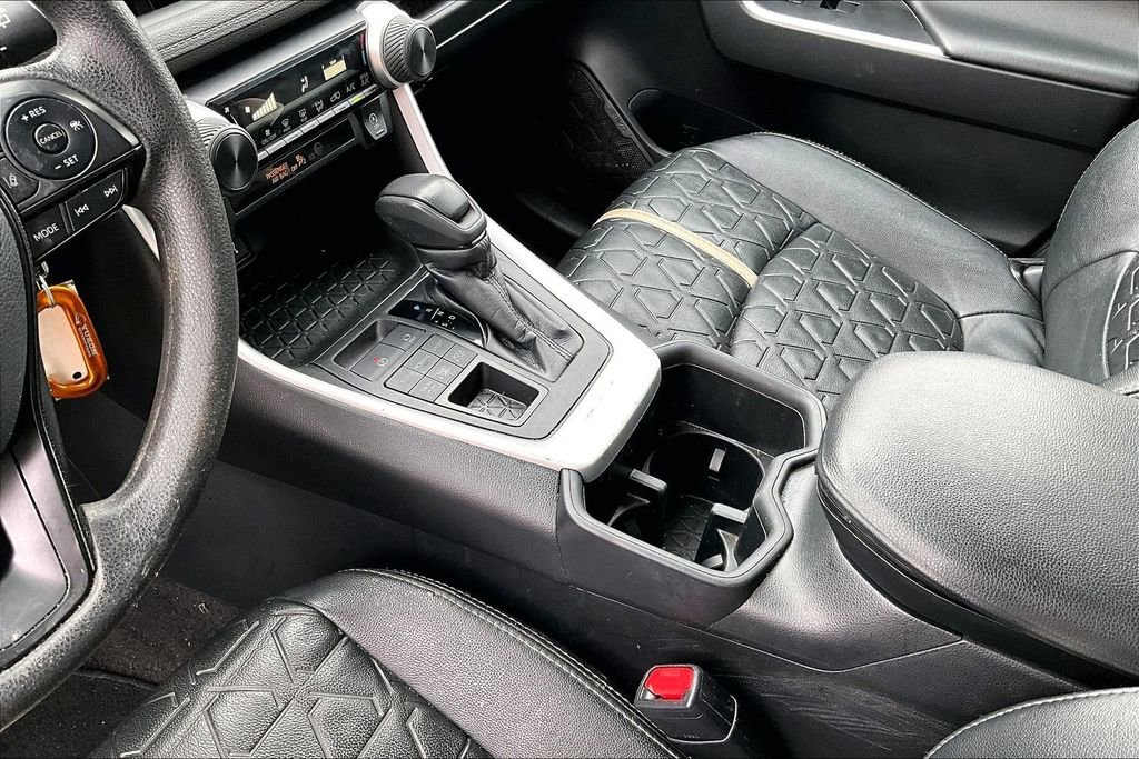 Used 2022 Toyota RAV4 LE image 17
