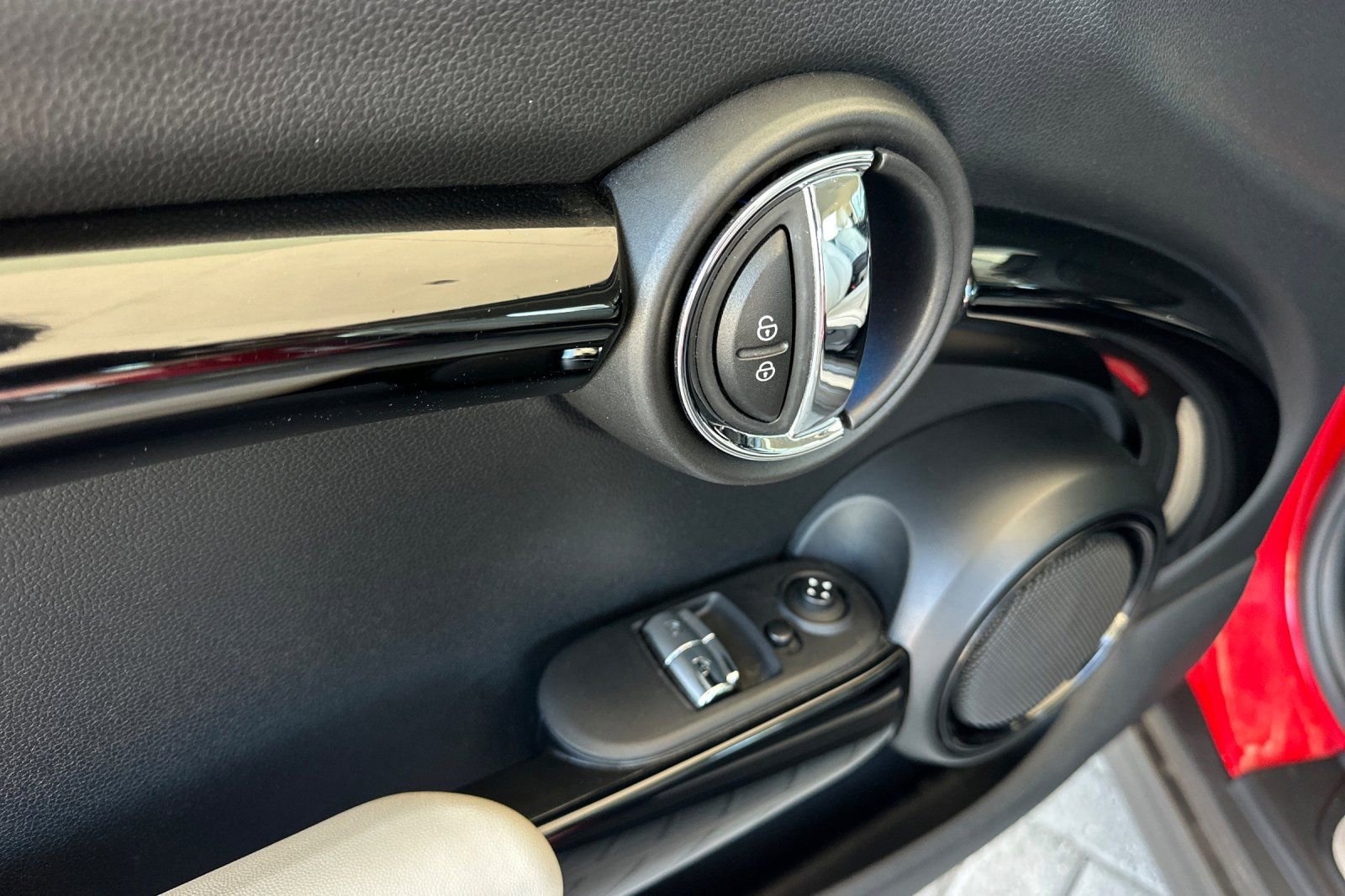 Used 2019 MINI Cooper 2-Door Hardtop w/ Signature Upholstery Package image 10