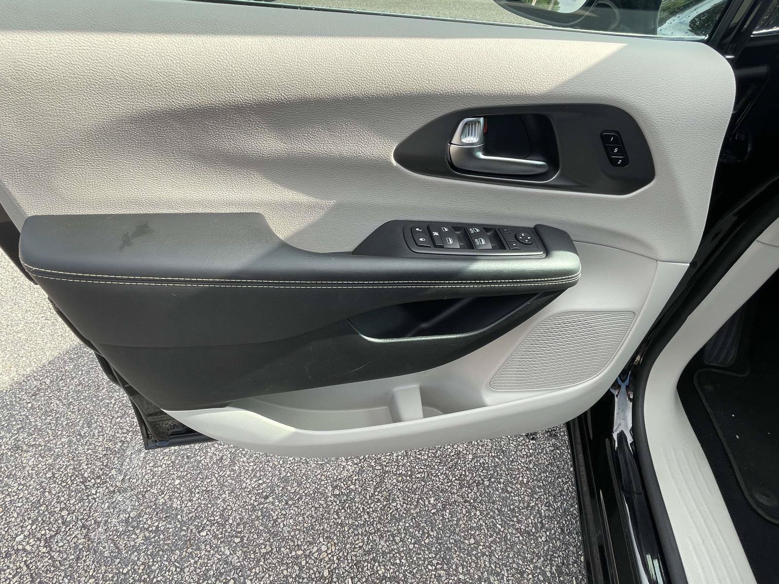 Used 2024 Chrysler Pacifica Touring-L FWD image 14
