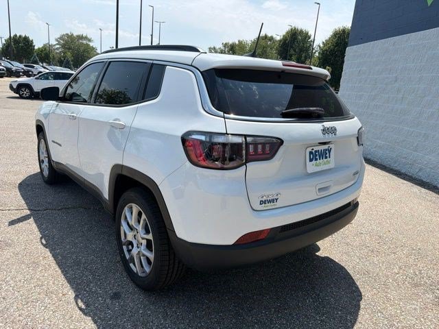 Used 2022 Jeep Compass Latitude w/ Sun and Sound Group AWD/4WD image 3