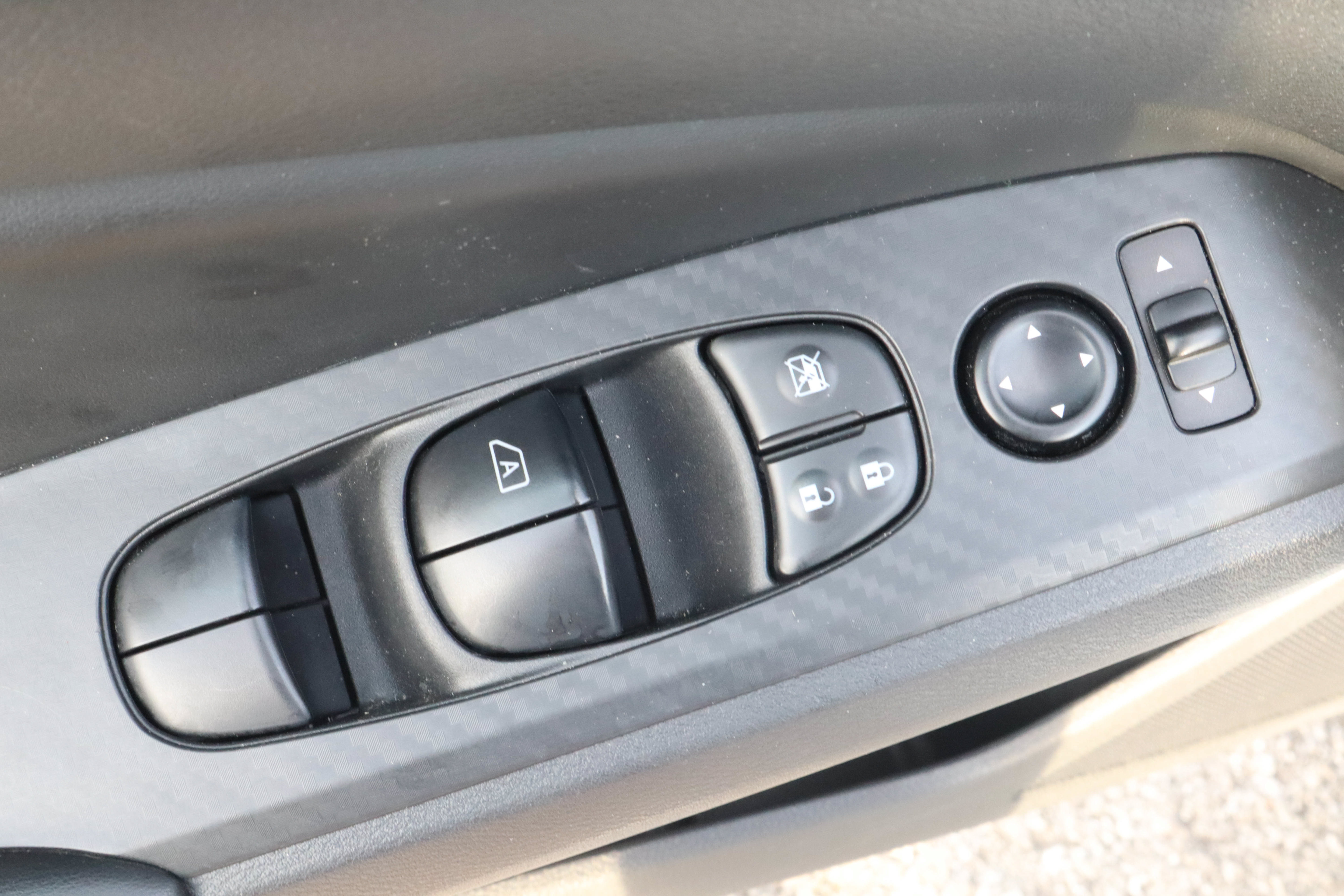 Used 2025 Nissan Altima 2.5 SV FWD image 14