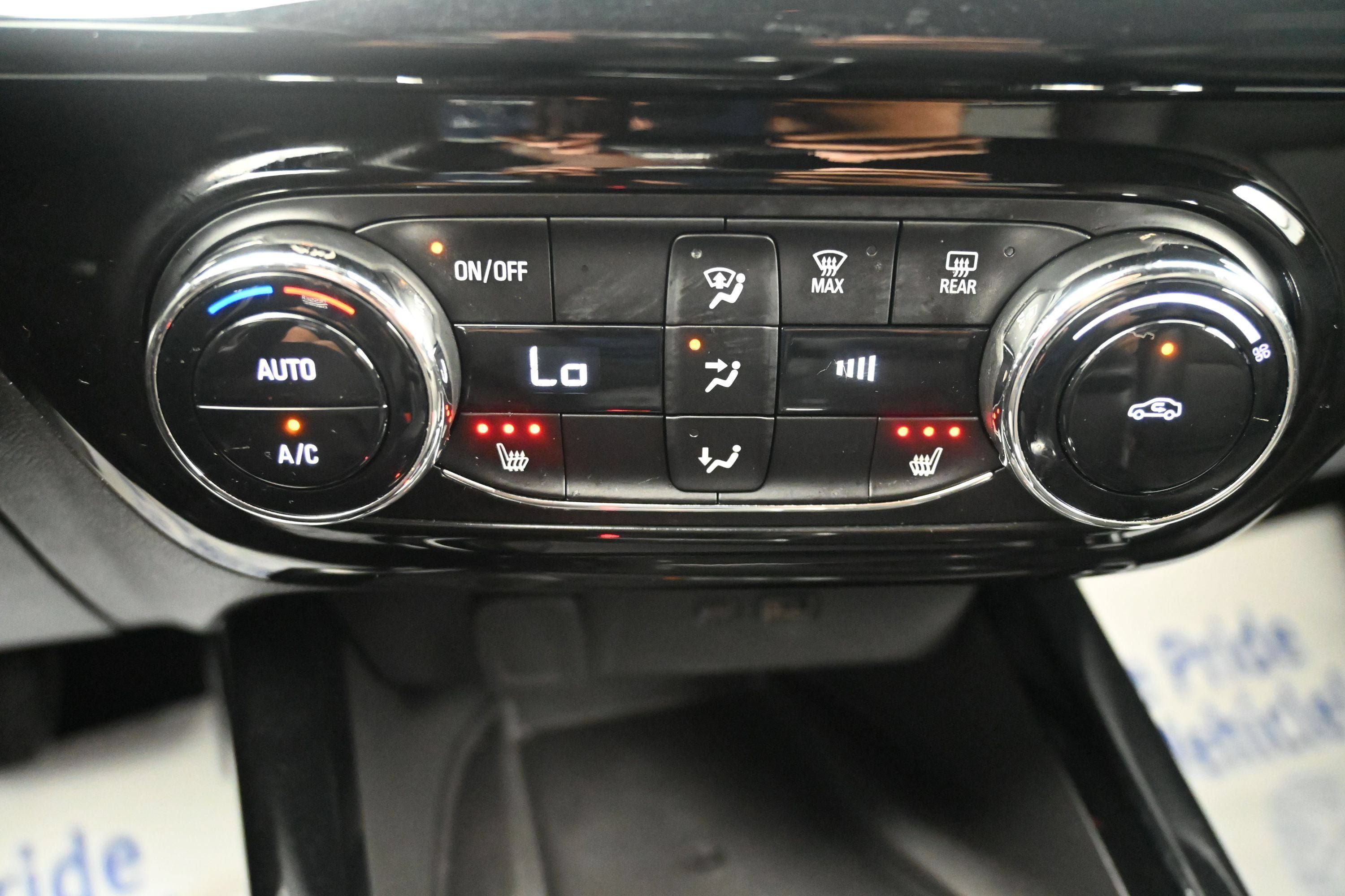 Used 2025 Chevrolet Trax RS w/ Sunroof Package FWD image 16