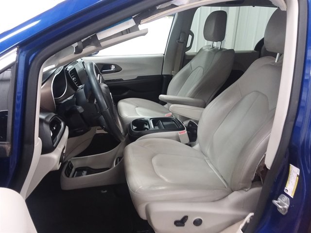 Used 2018 Chrysler Pacifica Touring-L image 10