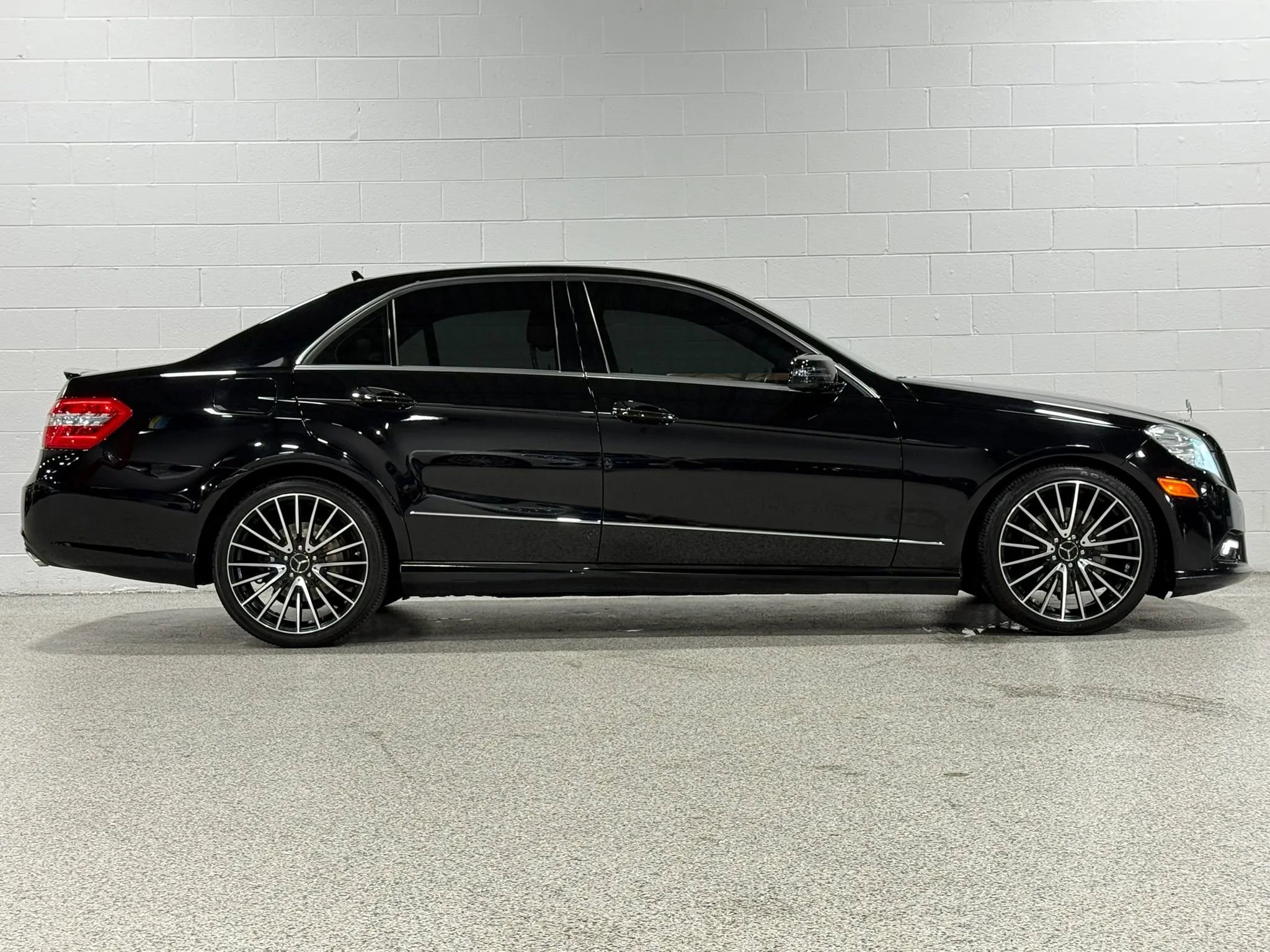 Used 2011 Mercedes-Benz E 350 4MATIC Sedan image 5
