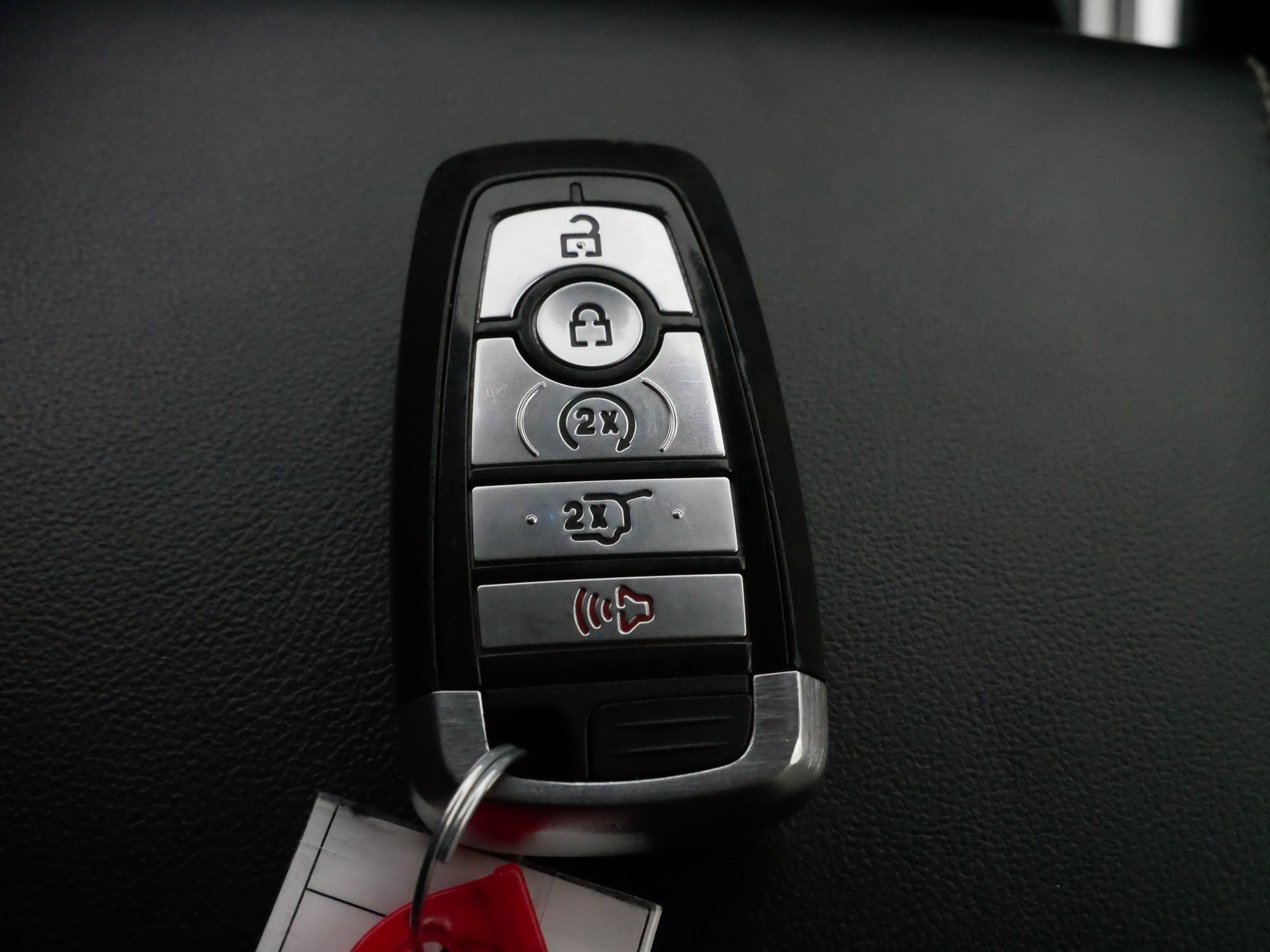 Used 2022 Ford Explorer XLT image 32