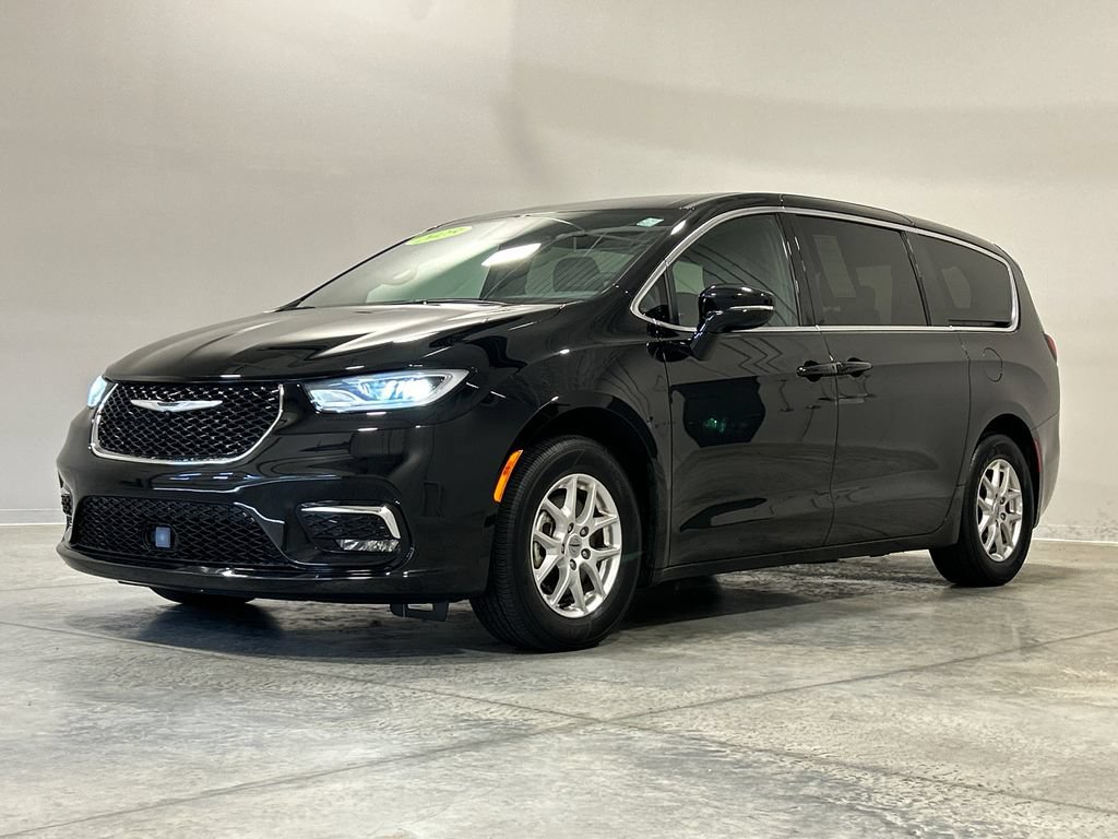 Used 2025 Chrysler Pacifica Select FWD image 2