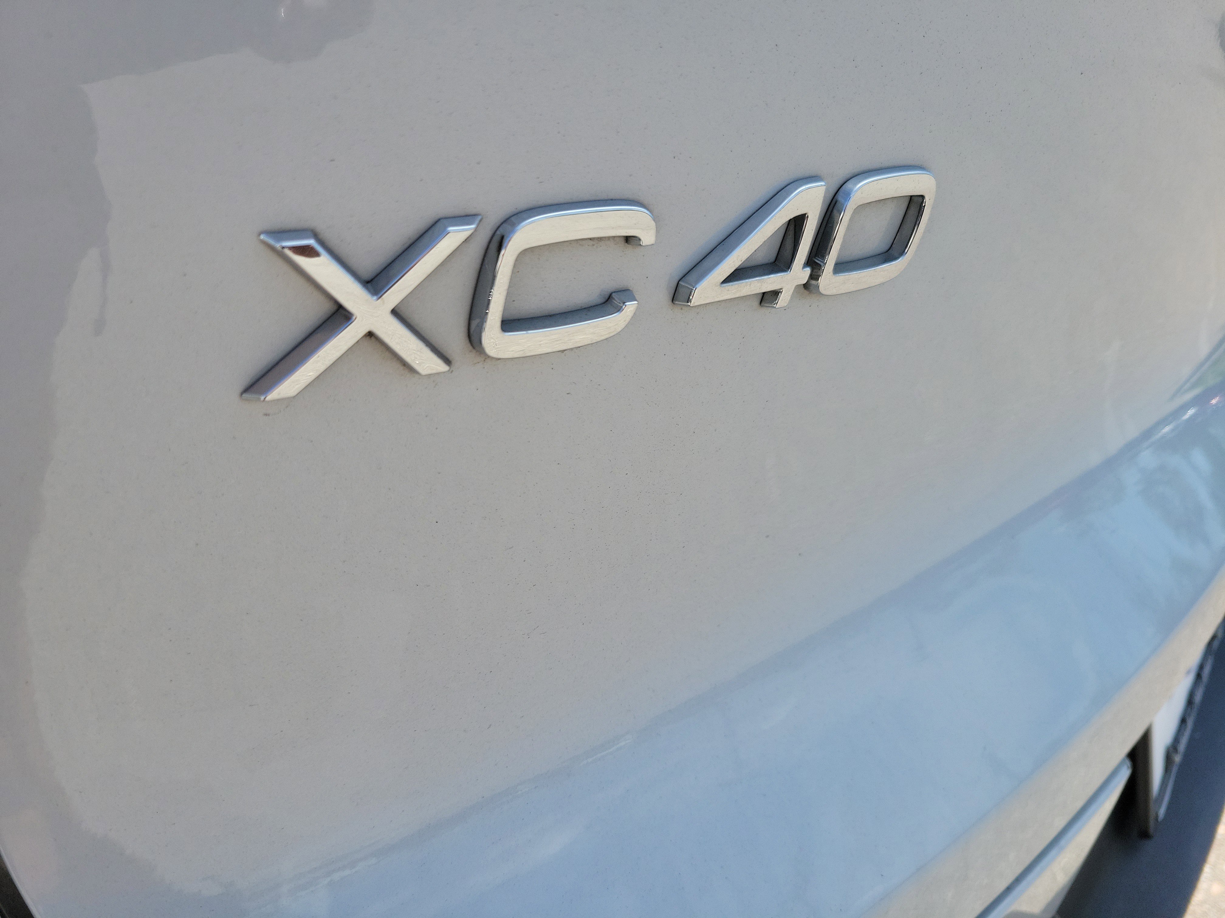 Used 2020 Volvo XC40 T4 R-Design w/ Protection Package Premier image 9