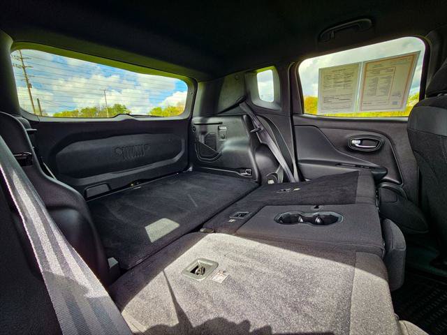 Certified 2022 Jeep Renegade Altitude w/ Convenience Group AWD/4WD image 37