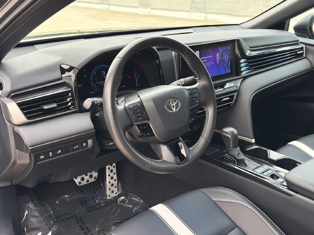 Used 2025 Toyota Camry SE w/ Convenience Package FWD image 9