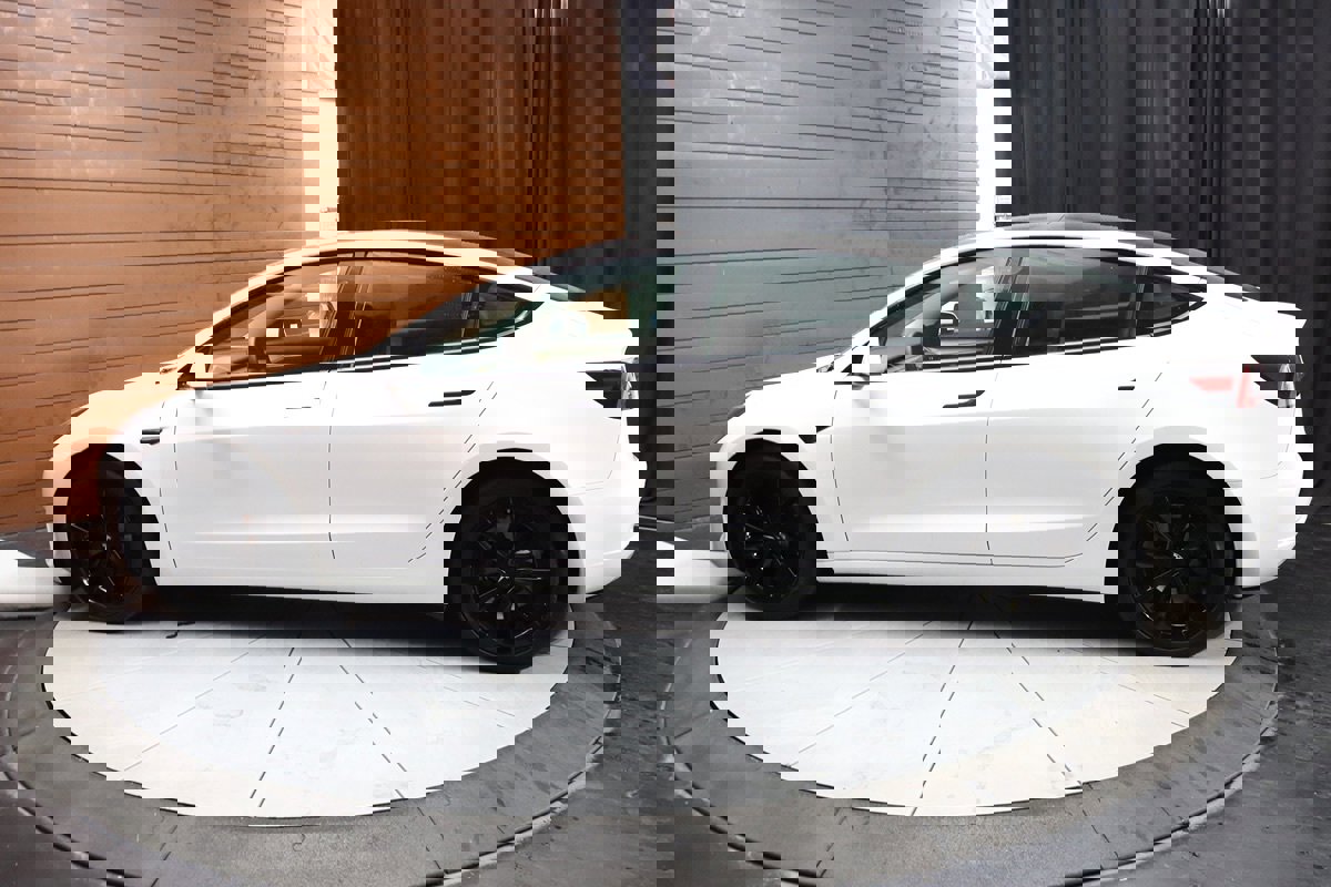 Used 2023 Tesla Model 3 Standard Range image 9