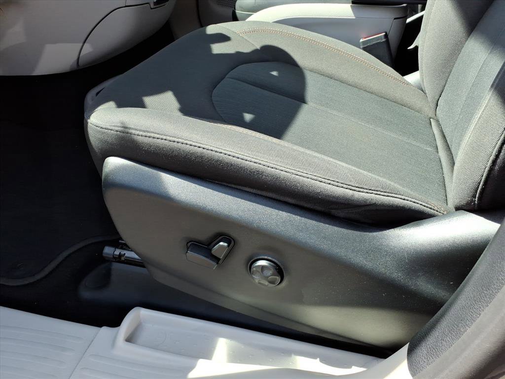 Used 2020 Chrysler Pacifica Touring image 18