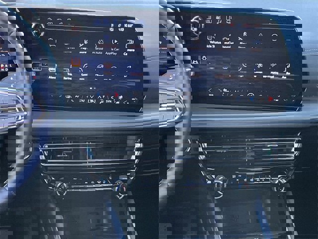 Used 2025 Chevrolet Traverse LT image 14