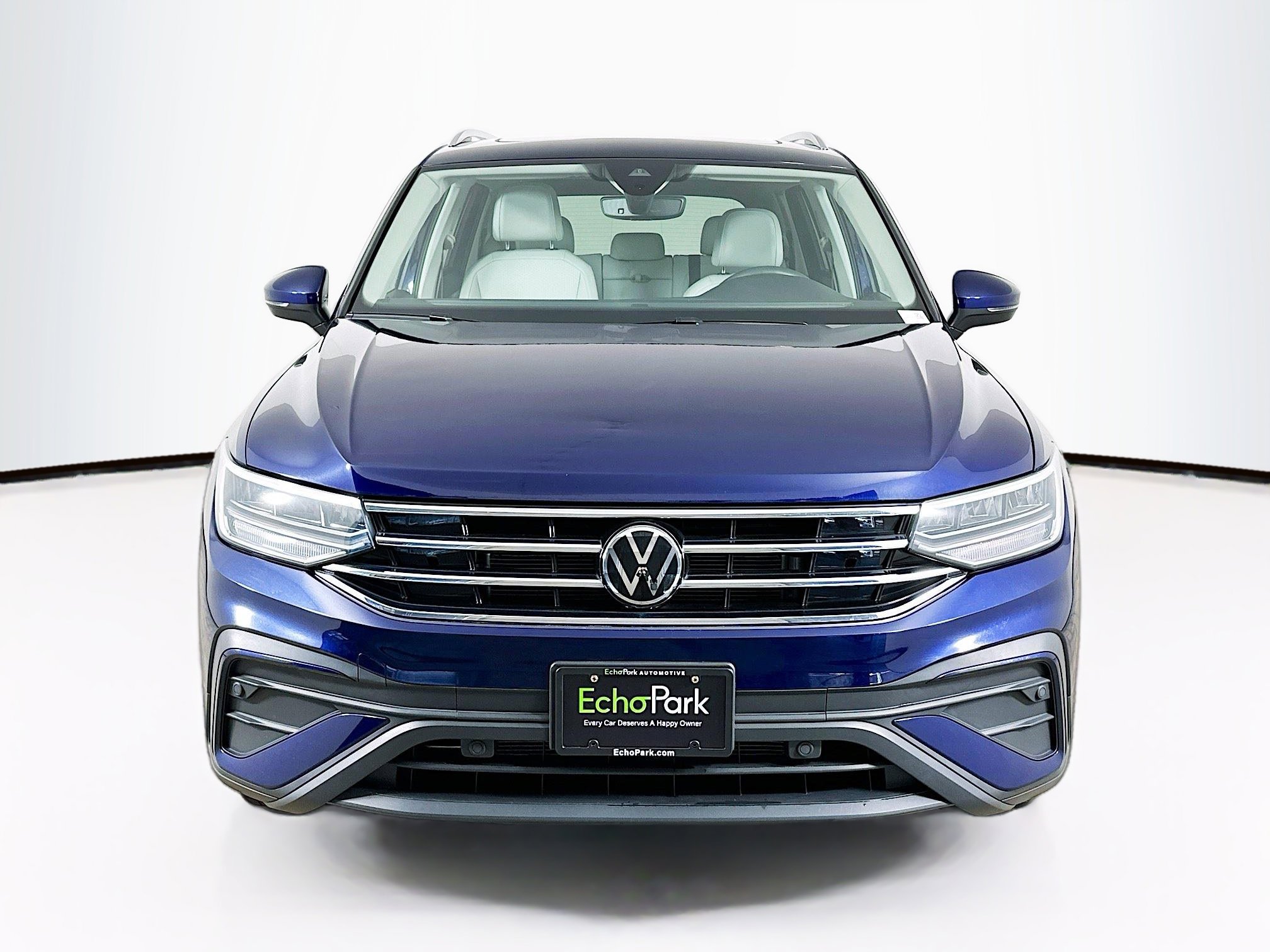 Used 2023 Volkswagen Tiguan SE image 2