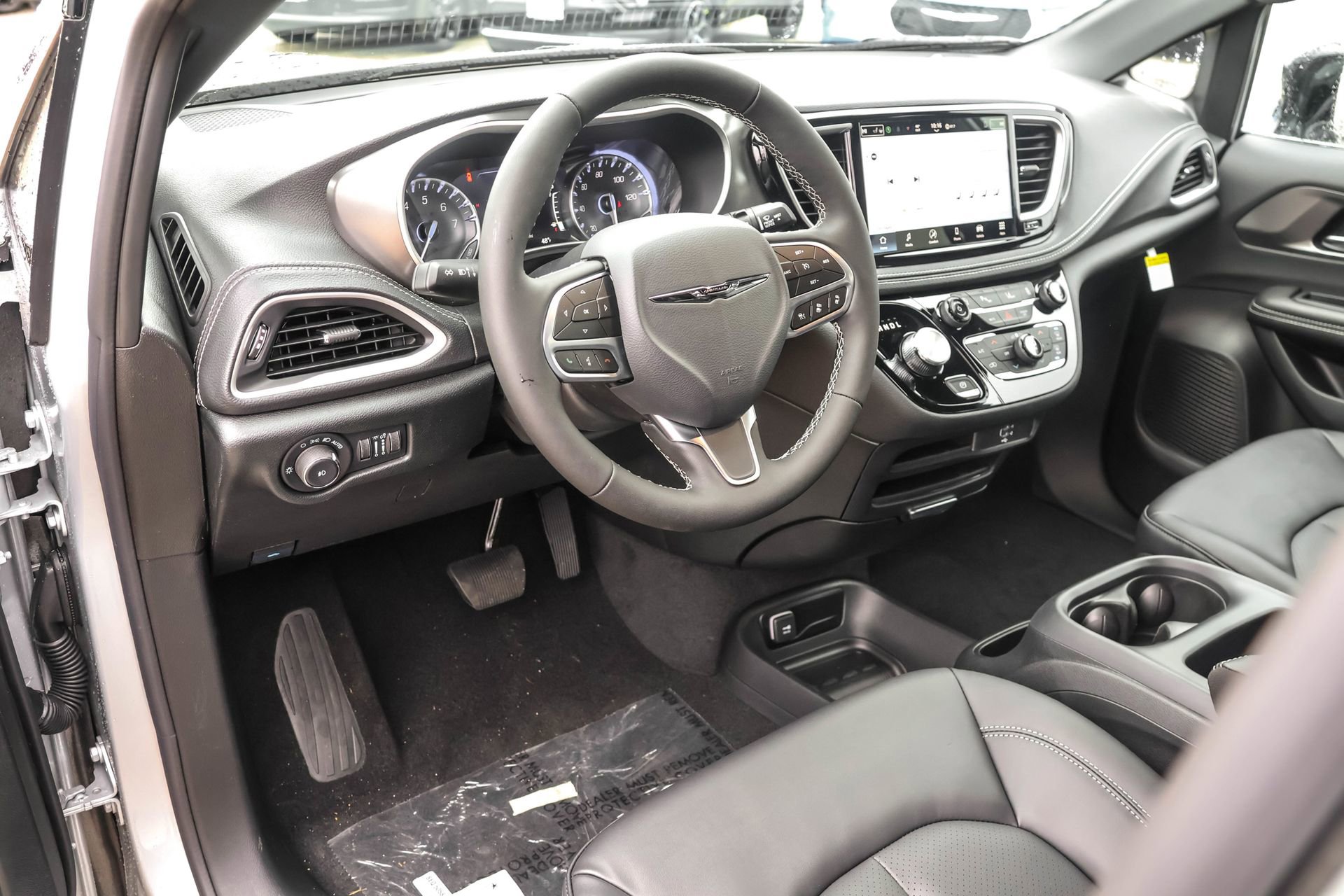 New 2026 Chrysler Pacifica Select image 3