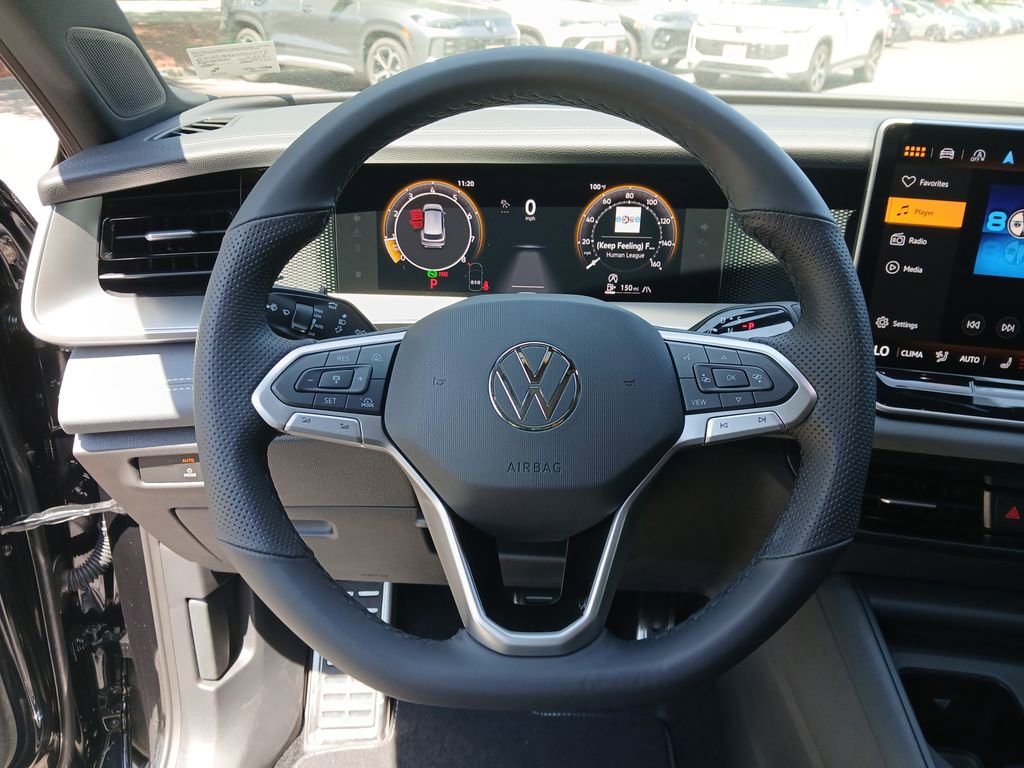 Used 2025 Volkswagen Tiguan SE R-Line image 16