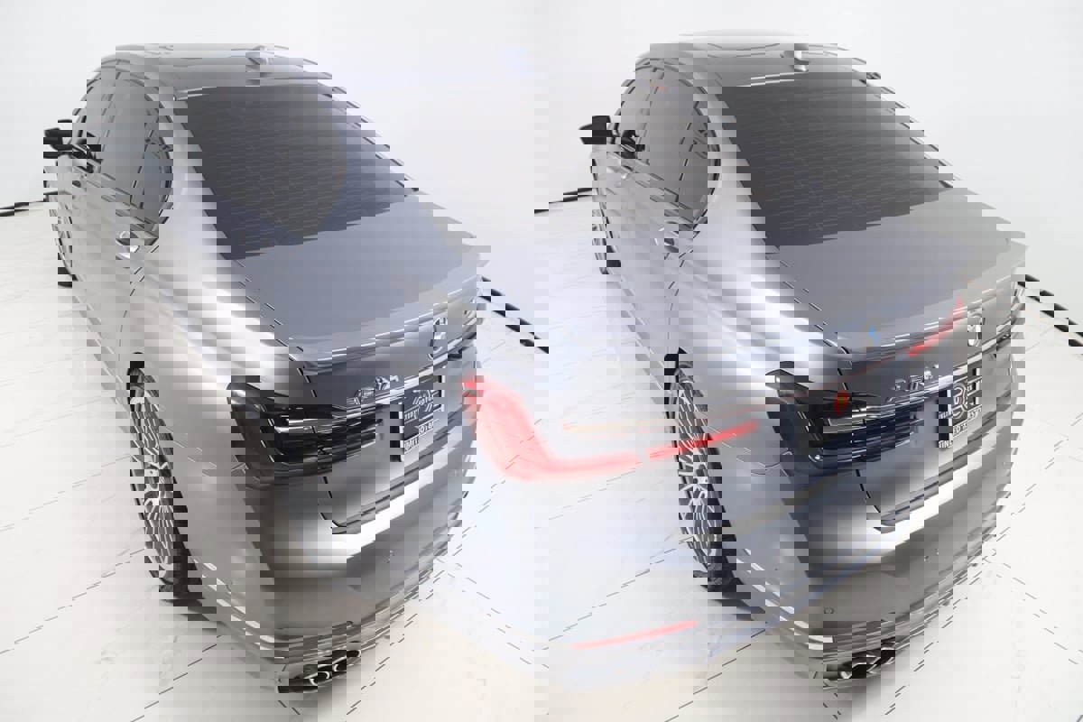 Used 2022 BMW ALPINA B7 xDrive w/ Luxury Rear Seating Package image 42