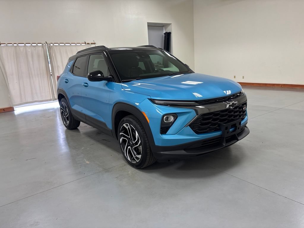 Used 2025 Chevrolet TrailBlazer RS FWD image 2