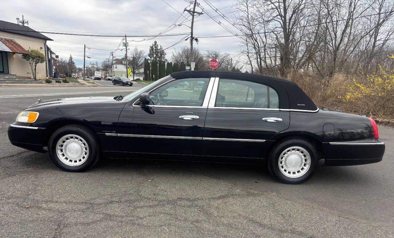 Used 2000 Lincoln Town Car Executive image 2