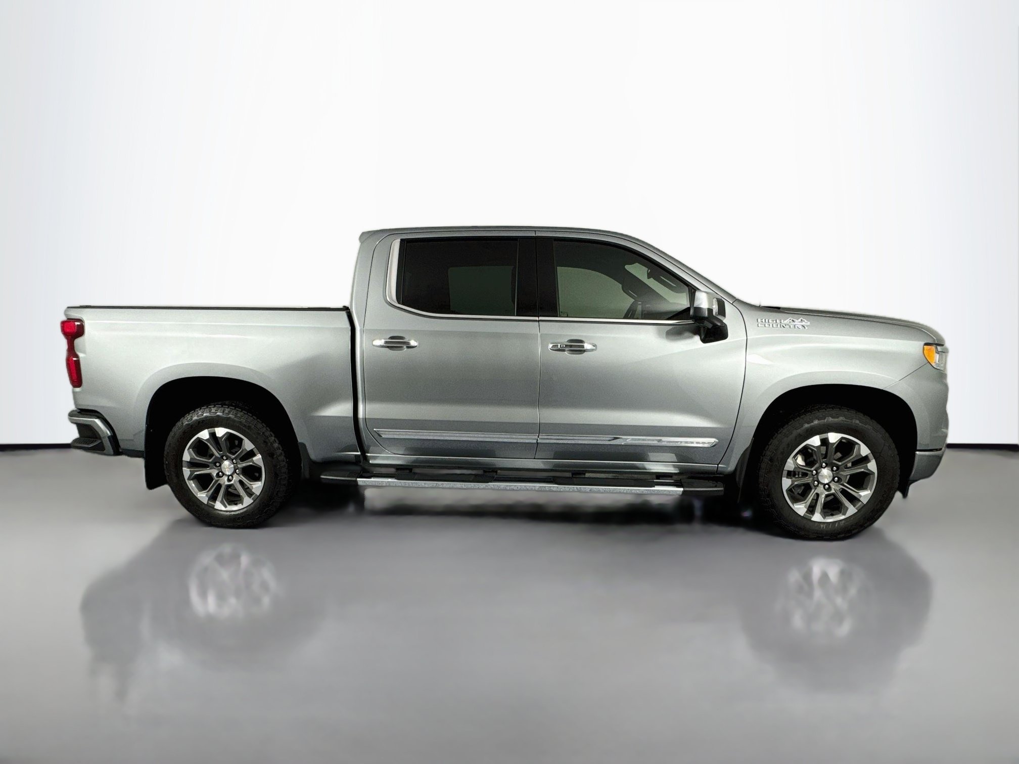 Used 2024 Chevrolet Silverado 1500 High Country w/ Z71 Off-Road Package AWD/4WD image 4
