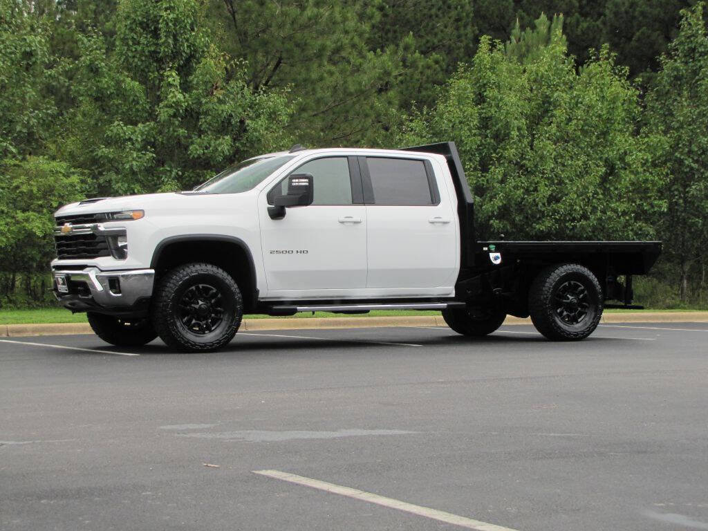 Used 2024 Chevrolet Silverado 2500 LT w/ Convenience Package AWD/4WD image 3