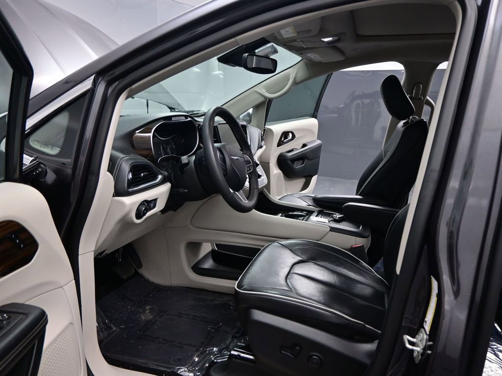 Used 2023 Chrysler Pacifica Limited image 8