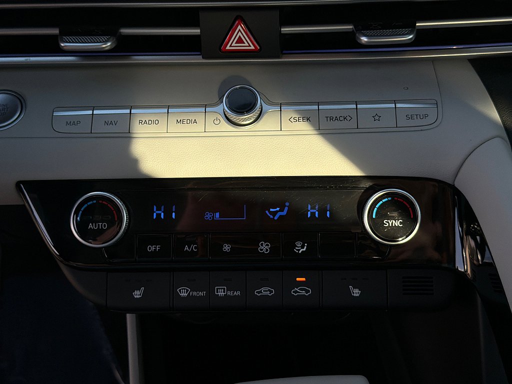 Certified 2025 Hyundai Elantra Limited image 12