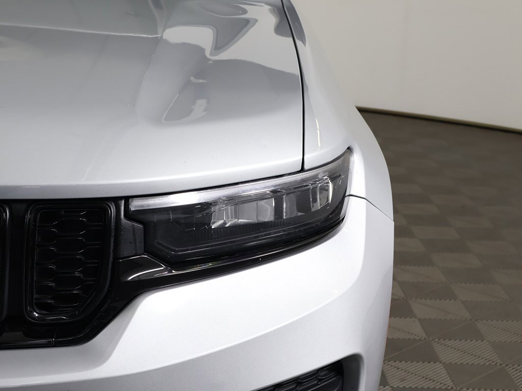 Used 2024 Jeep Grand Cherokee Altitude image 13