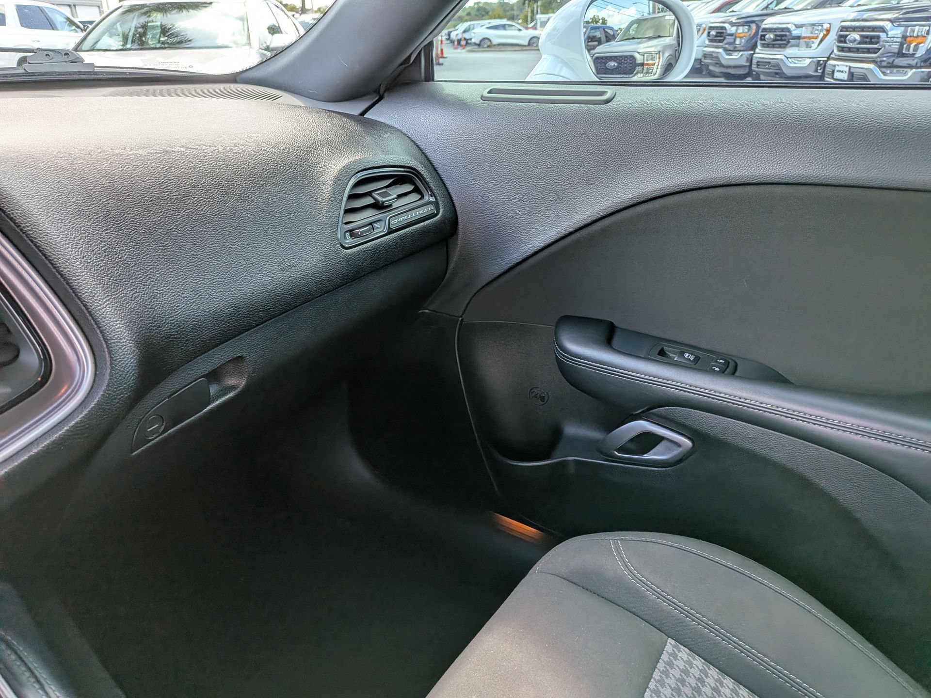 Used 2022 Dodge Challenger SXT RWD image 18