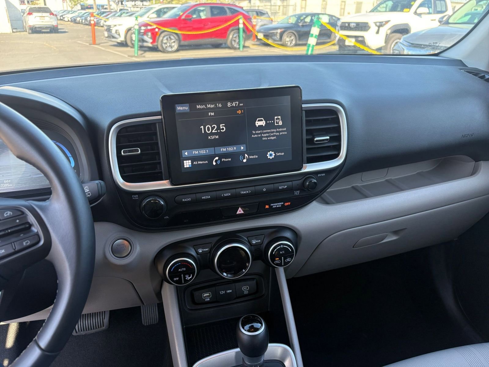 Used 2025 Hyundai Venue SEL image 17